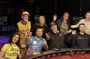 Đoạn phim ghi lại cảnh DJ Washburn và Phil Hellmuth chơi bài Texas Hold'em với mức cược cao.
