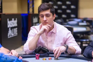 William Kassouf、Tony G 與 Ali Imsirovic 等撲克玩家，因言語挑釁或作弊行為，最終在牌桌上遭到命運的懲罰。