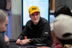 美國撲克公開賽決賽桌現場，選手進行高額德州撲克對局