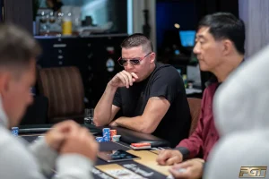 拉斯維加斯撲克賽事現場，選手在高額德州撲克桌前思考決策