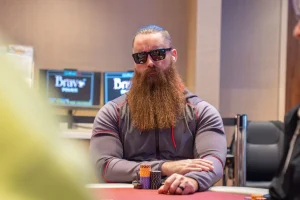 Danny Allen 從零開始自學木工，在自家車庫手工打造出近 100 張撲克桌，開啟創業之路。