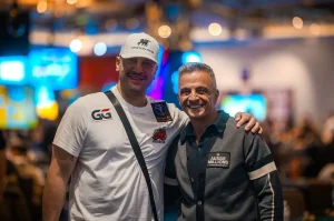 Michael Mizrachi, người từng bốn lần giành vòng đeo tay WSOP, nằm trong top 10 với 730.000 chip vào Ngày 2 của Sự kiện Khai mạc Aussie Millions 2026.