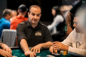 Joe Sandaev đang dẫn đầu Ngày 2 của Sự kiện Khai mạc Aussie Millions 2026 với 990.000 chip, nâng tổng giải thưởng lên A$2,78 triệu.