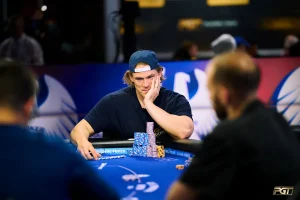 Alex Foxen 於美國撲克公開賽擊敗 Jeremy Ausmus，奪下生涯第 13 座 PGT 冠軍獎盃。