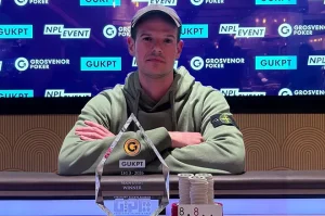 GUKPT 倫敦主賽事冠軍 Cedric Schwaederle 高舉獎盃，獲得 £102,880 獎金。