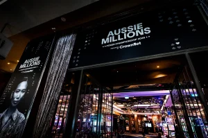 Hình ảnh khán giả và các pha hành động trong giải đấu Poker Aussie Millions 2026.