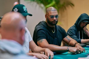 NFL 名人堂傳奇 Richard Seymour 首次闖入 WPT 決賽桌,以 560 萬籌碼位居第六,至少可獲得 $138,000 獎金。