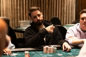 Các người chơi poker đang suy nghĩ sâu sắc trong giải đấu Aussie Millions - Hình ảnh trực tiếp