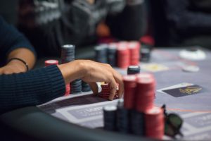 Những sai lầm về vị trí trong Poker: Sơ đồ minh họa các lỗi về vị trí trong Texas Hold'em, cho thấy việc bỏ qua vị trí có thể dẫn đến bất lợi về thông tin, thái độ thụ động sau khi chia bài và thua lỗ về giá trị kỳ vọng dài hạn.