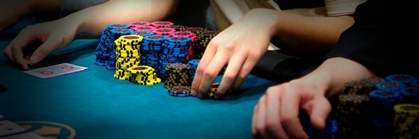 Poker c-bet strategy illustration showing how continuation betting uses range advantage and board pressure to generate profit postflop 德州撲克 C-bet 策略示意圖，展示翻牌後持續下注如何利用範圍優勢與牌面壓力獲利