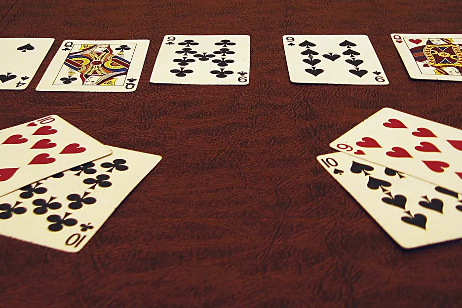 Texas Hold'em Rules: A diagram illustrating the rules of Texas Hold'em, showing the complete process of two hands, five community cards, and the Preflop, Flop, Turn, and River.