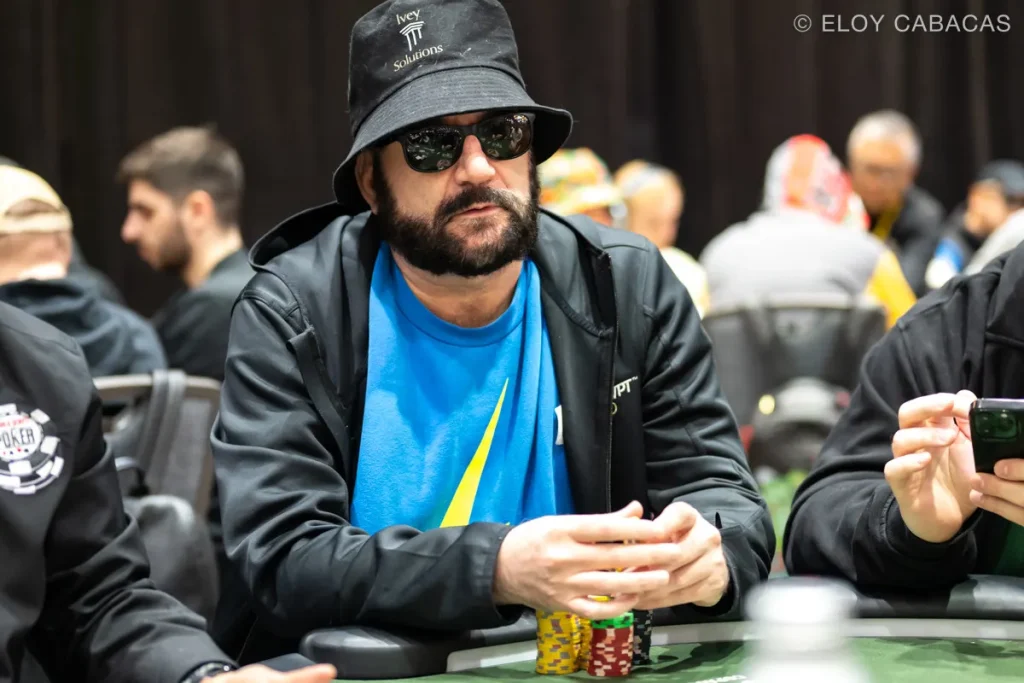 Những người chơi poker chuyên nghiệp tham gia các giải đấu có mức cược cao với số chip lớn.