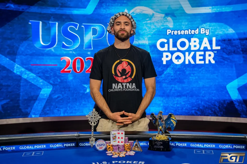 Aram Zobian giành chiến thắng giải đấu poker US Poker Open 2026 dành cho người chơi chuyên nghiệp và đang cầm trên tay chiếc cúp.