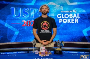 Aram Zobian giành chiến thắng giải đấu poker US Poker Open 2026 dành cho người chơi chuyên nghiệp và đang cầm trên tay chiếc cúp.
