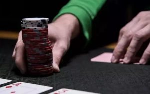 Chiến lược all-in trong poker, rủi ro, phần thưởng, quyết định, áp lực, phân tích Texas Holdem
