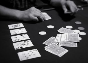 Đọc sai phạm vi bài trong Poker: Hình ảnh minh họa cách việc thiếu kiến thức về phạm vi bài có thể dẫn đến việc đọc bài sai, trả tiền sai và tấn công sai.