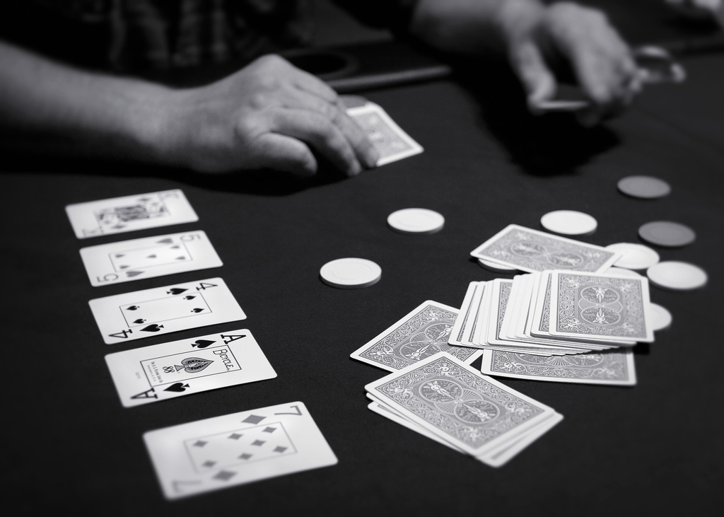 Đọc sai phạm vi bài trong Poker: Hình ảnh minh họa cách việc thiếu kiến thức về phạm vi bài có thể dẫn đến việc đọc bài sai, trả tiền sai và tấn công sai.