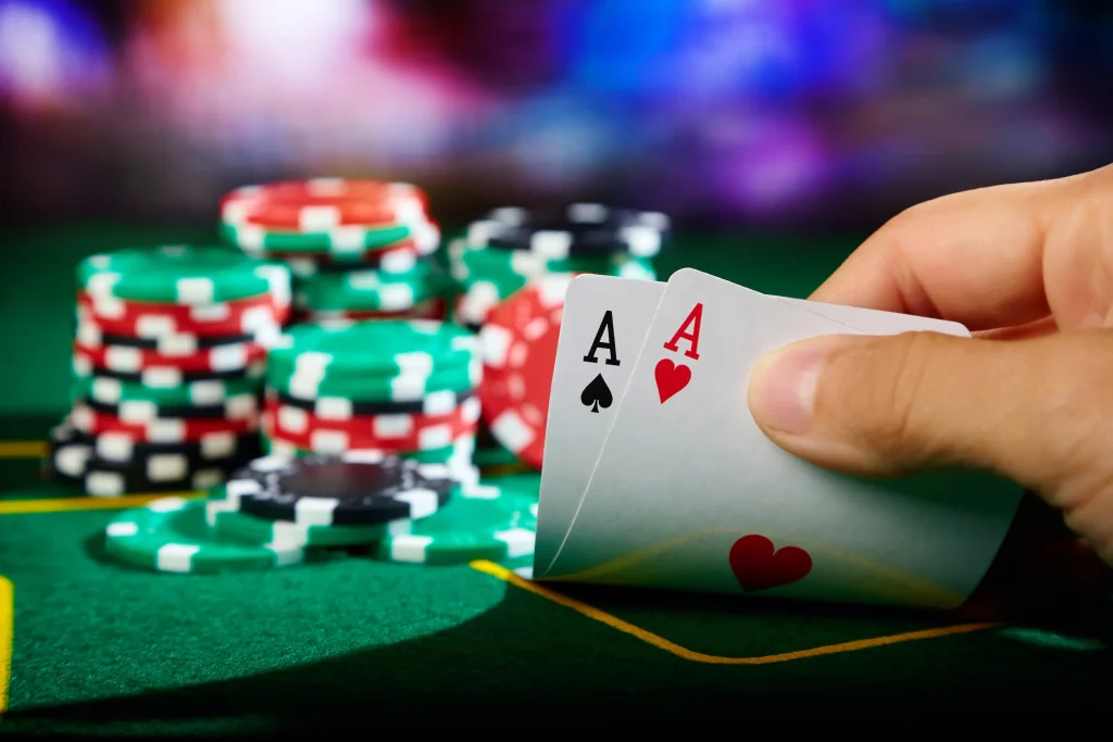 Bảng xếp hạng bài trong Texas Hold'em: Sơ đồ minh họa thứ hạng các bộ bài từ Royal Flush đến High Card và logic so sánh các bộ bài.