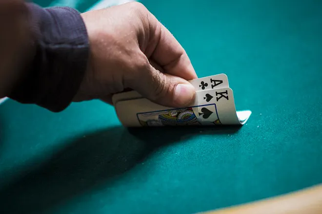 Fold Equity Poker Strategy 主題示意圖，呈現德州撲克棄牌率壓力與下注決策策略