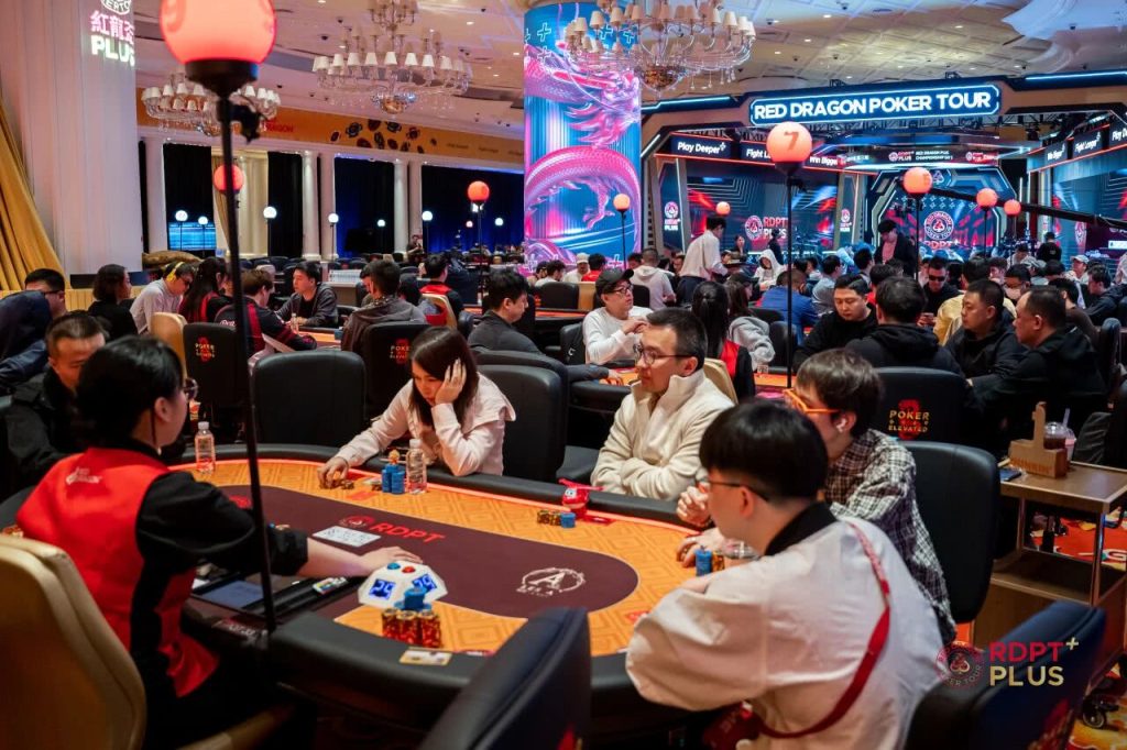 Intense competition and player action in the third round of the Red Dragon Cup PLUS Main Event.