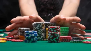 Poker All-in Comeback Hand Review 德州撲克 All-in 逆轉手牌復盤示意圖,展示如何從勝率、牌面發展、波動與EV角度分析經典逆轉