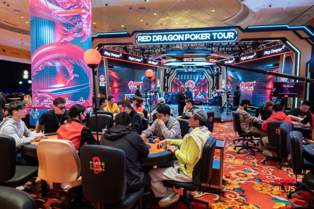 Các tuyển thủ lọt vào bàn chung kết giải Red Dragon Cup PLUS 2026 tranh tài trong giải đấu poker có mức cược cao.