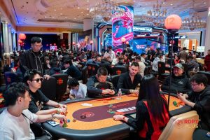 Hình ảnh giải đấu poker Red Dragon Cup PLUS 2026 với các người chơi tranh tài ở Bảng B.
