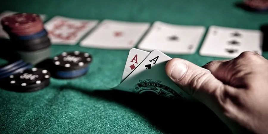 poker fear impact betting hesitation emotional decision making Texas Holdem psychology analysis