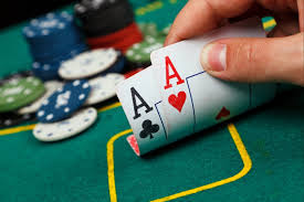 A diagram illustrating the decision-making process in Texas Hold'em, showing how expert players quickly establish the correct order of judgment based on position, range, board position, card strength, and EV.