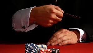 Poker Fold Decision: A diagram illustrating key folds in Texas Hold'em, demonstrating how to make high-quality folding decisions based on range, board position, betting patterns, odds, and EV.