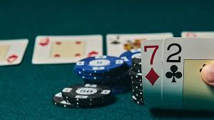 Poker Bluff Imbalance 德州撲克 Bluff 失衡示意圖，展示過度詐唬如何在錯誤牌面、錯誤對手與錯誤路線中持續流失EV