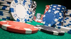 Poker Result Bias: A diagram illustrating how winning or losing outcomes can distort a player's judgment of decision quality, EV (Effective Value), and skill level.