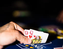 This diagram illustrates marginal hands in Texas Hold'em, showing how they can lead to poor decision-making when position, range, and post-flop playability are insufficient.