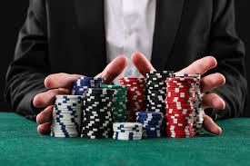 A diagram illustrating overconfidence in Texas Hold'em, showing how players can overestimate their judgment and ignore range, risk, and opponent information.
