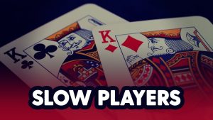 Những sai lầm khi chơi chậm trong Poker: Hình minh họa cho thấy cách chơi chậm có thể dẫn đến việc thua những ván bài lớn do bỏ lỡ cơ hội, cho đi những lá bài dễ thắng và bị đối thủ vượt mặt.