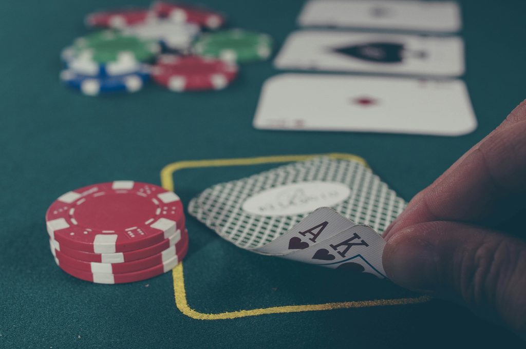 Three Street Planning Poker Strategy 主題示意圖，呈現德州撲克 Flop Turn River 三街規劃與下注策略分析