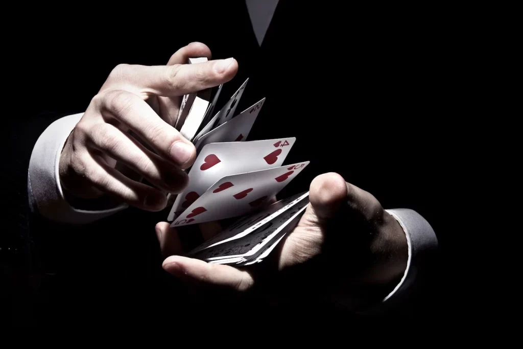 Range Thinking Poker Strategy 主題示意圖，黑色背景下玩家手持撲克牌，象徵手牌範圍判讀與實戰決策分析