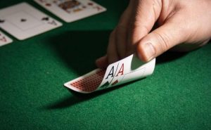 Poker Slow Play Strategy 德州撲克慢打策略示意圖，展示 Slow Play 如何根據牌面安全性、對手進攻傾向與價值最大化做出判斷
