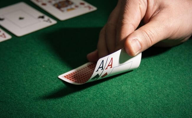Poker Slow Play Strategy: A diagram illustrating how slow play in Texas Hold'em makes judgments based on board safety, opponent's aggressive tendencies, and value maximization.