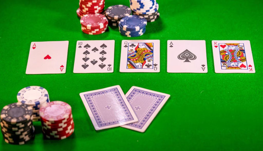 Poker River Strategy 德州撲克 River 策略示意圖，展示最後一街如何在價值下注與詐唬之間做出正確判斷