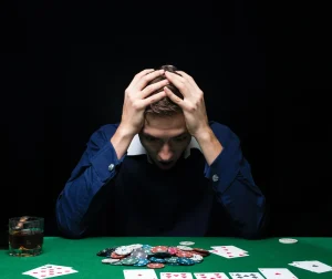 Sơ đồ minh họa hệ thống Kiểm soát Cảm xúc trong trò chơi Texas Hold'em, cho thấy sự dao động cảm xúc có thể làm gián đoạn quá trình ra quyết định và dẫn đến một chuỗi sai lầm.