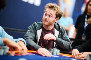 Corentin Soulier đã ngăn cản Lex Veldhuis đạt được cú hat-trick vô địch trong buổi phát trực tiếp tại GGPoker World Carnival.
