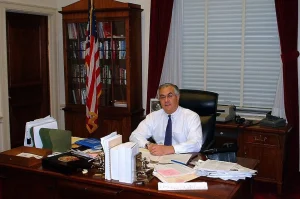 Ông Barney Frank, cựu nghị sĩ Quốc hội, người đã đấu tranh cho việc hợp pháp hóa trò chơi poker trực tuyến, đã qua đời.