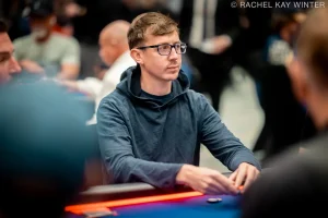 Cherish Andrews 是五位選手中唯一 WSOP 金手鏈得主，有望成為 2021 年後首位在拉斯維加斯贏得公開賽金手鏈的女性。