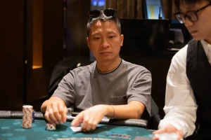 英雄式跟注成奪冠關鍵！ 決賽桌中，Andy Lee 僅以第四對準確讀出對手破掉的同花聽牌，成功跟注並拿下巨大底池。這手牌讓他取得籌碼優勢，進而主導戰局。
