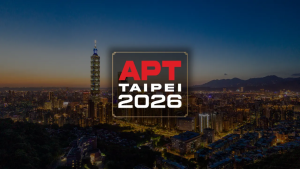 Ảnh chụp chung của chín người chơi lọt vào chung kết giải APT Taipei Main Event 2026, cùng với người dẫn đầu về số chip Chun Shing Lau.