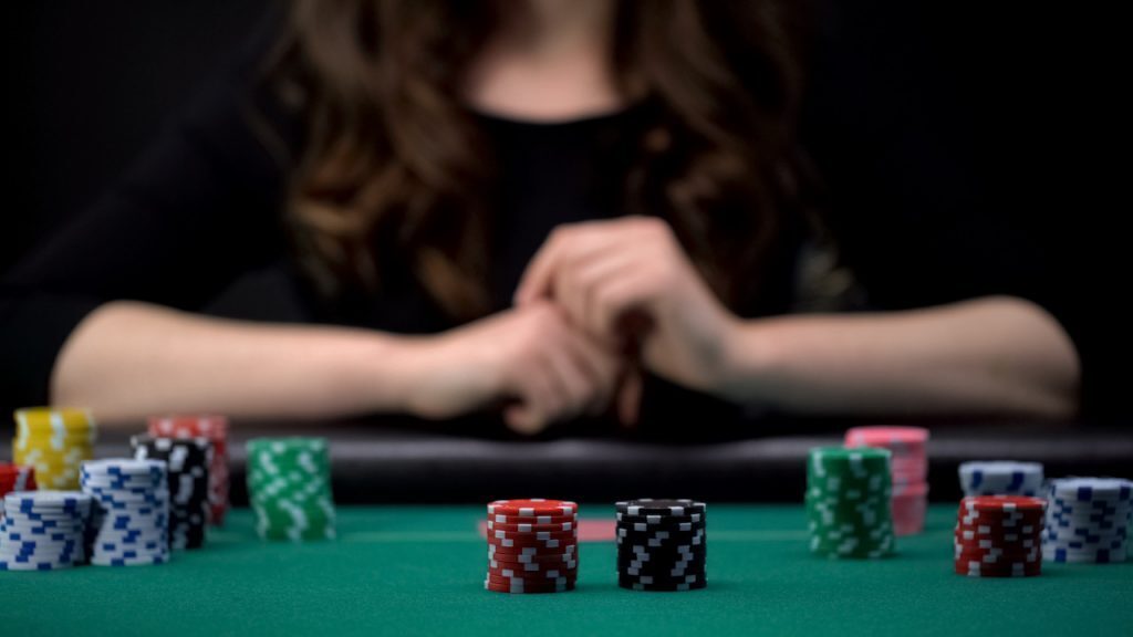 Poker Check-Raise Strategy 德州撲克 Check-Raise 策略示意圖，展示如何透過反擊改變範圍結構並施加壓力