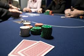 Balance vs Exploit Poker Strategy 主題示意圖，呈現平衡策略與針對性策略的對比與決策分析