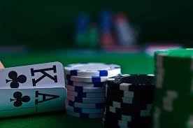 Poker High Stakes Strategy 德州撲克高額桌策略示意圖,展示高手對抗與壓力決策