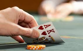 Marginal Hand Poker Strategy 主題示意圖，呈現德州撲克邊緣牌決策、風險控制與策略分析